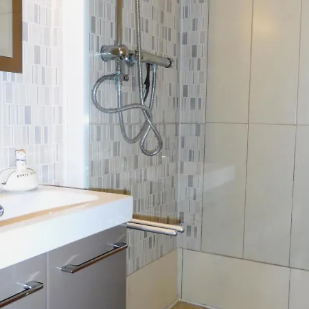 2 Pieces En Front De Avec Balcon, A 70m De La De - Fr-1-487-287 *