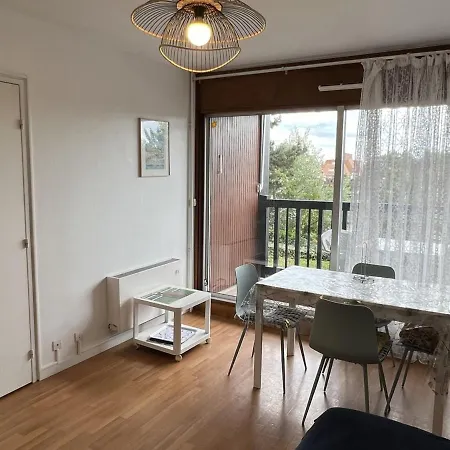2 Pieces En Front De Avec Balcon, A 70m De La De Apartment *
